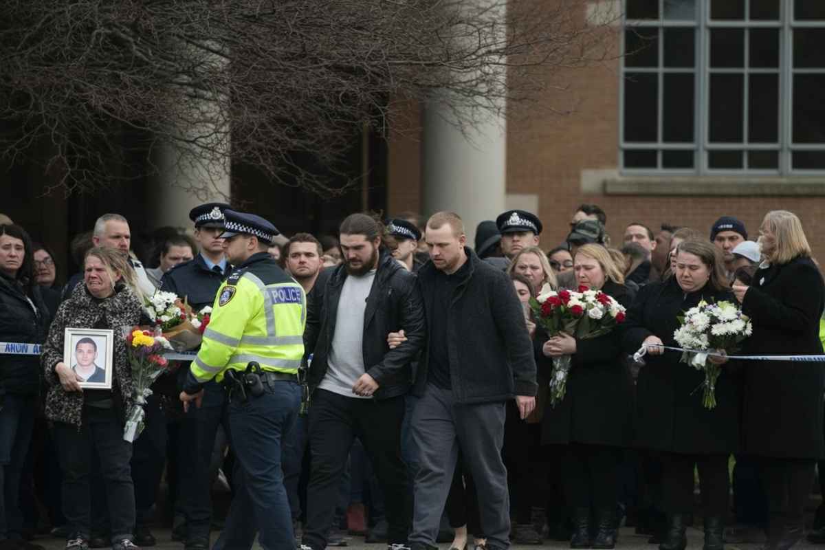 Familiari delle vittime affrontano i Moretti all'arrivo per l'interrogatorio