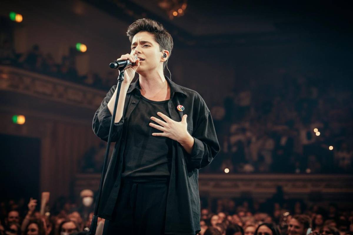 Fiorella Mannoia porta un messaggio di solidarietà a Sanremo con la spilla della Palestina