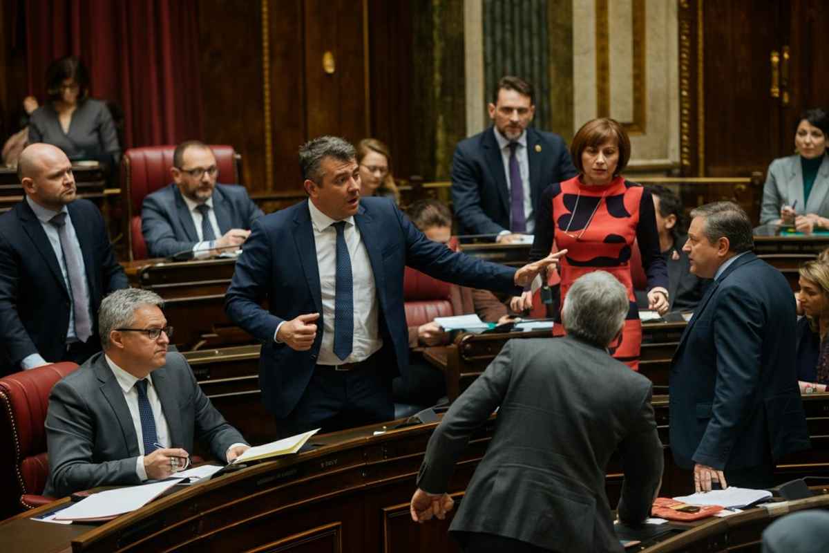 Fontana sotto attacco: il ddl immigrazione riduce i poteri di controllo dei parlamentari