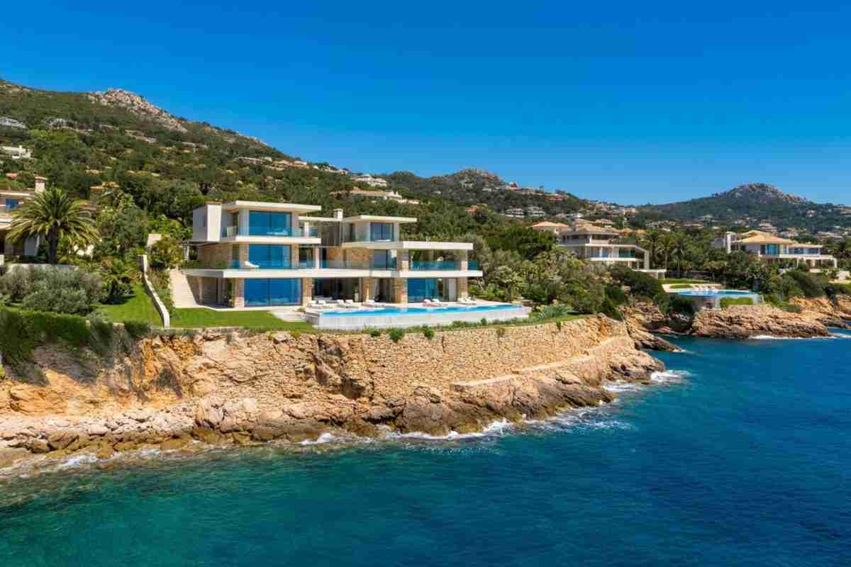 Gianluca Vacchi sotto processo: le ombre sugli abusi edilizi della sua villa da 15 milioni a Porto Cervo