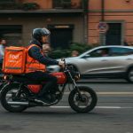 Il dramma dei rider: 10 ore di lavoro per pochi euro a consegna
