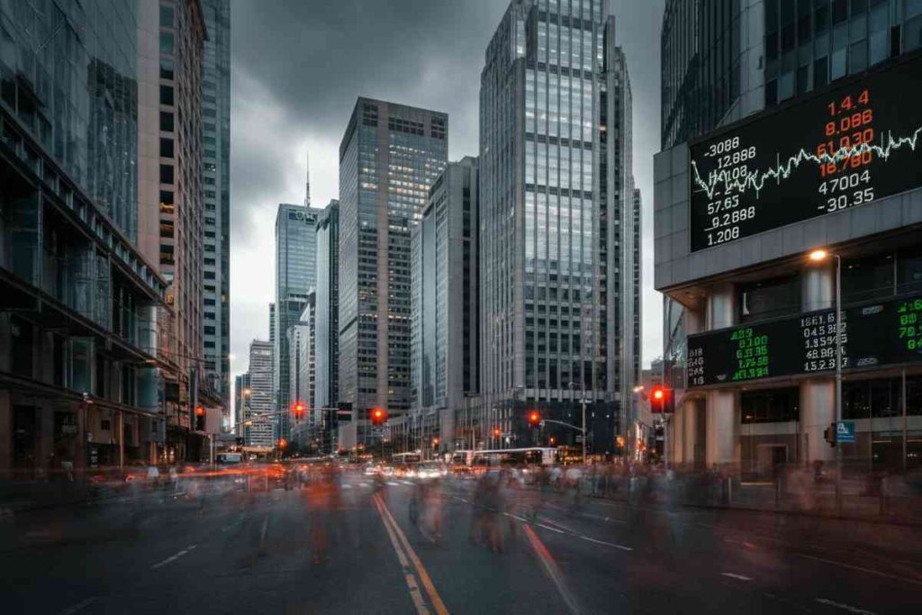 Milano in calo: le banche e Prysmian frenano, mentre Inwit vola