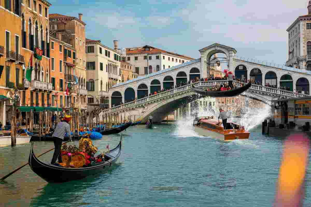 Motoscafo impazzito travolge gondole a Venezia: otto persone in acqua dopo il drammatico incidente