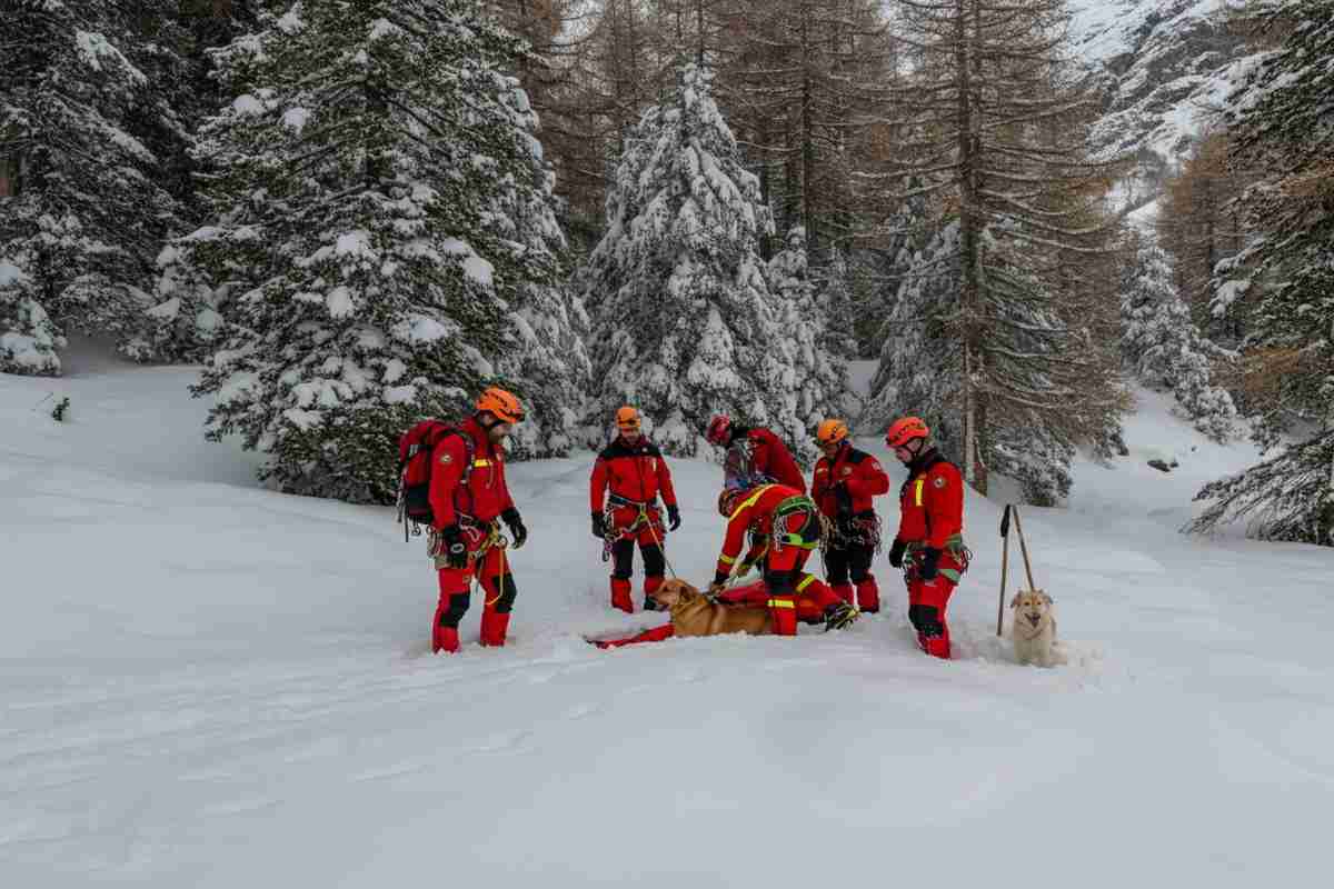 Un eroe in uniforme: i carabinieri salvano un uomo intrappolato da una valanga