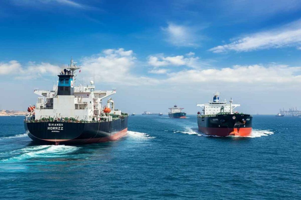 Iran in allerta: la chiusura di Hormuz minaccia un quinto del petrolio globale