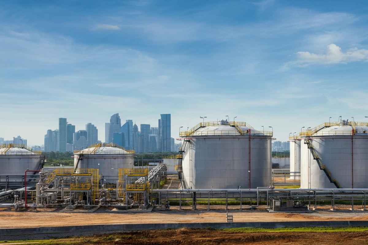 Opec+ alza la produzione di petrolio: una mossa strategica per la stabilità globale