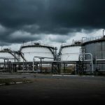 Petrolio e gas in ascesa: QatarEnergy ferma la produzione di GNL